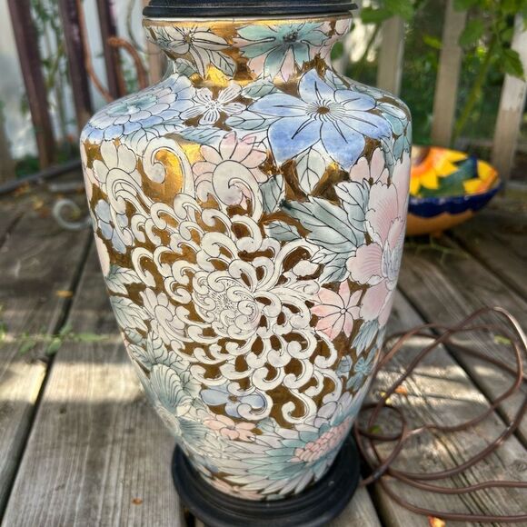 Hand painted floral on gold Asian cloisonne style chinoiserie lamp - Picture 11 of 16